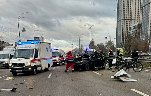 У Києві на Теремках автобус протаранив кілька авто і вилетів на тротуар. ФОТО. ВІДЕО