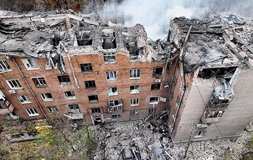 Вижив тільки батько: з-під завалів зруйнованого будинку в Кривому Розі дістали тіла трьох дітей