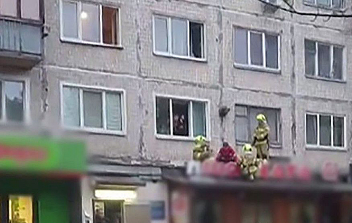 У Києві чоловік кидався ножами в рятувальників, які намагалися допомогти його дружині, що випала з вікна