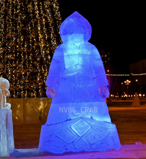 У Росії до новорічних свят вирізали з льоду моторошну Снігуроньку