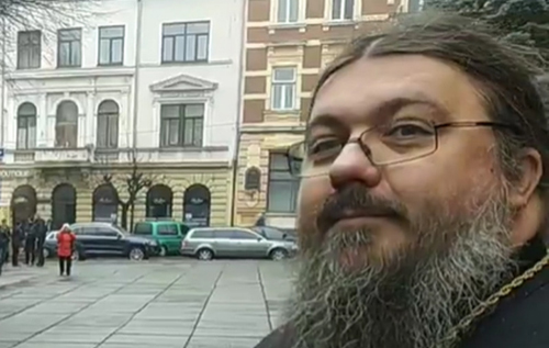  В Черновцах священник УПЦ МП примчался в редакцию, чтобы покашлять на журналистов