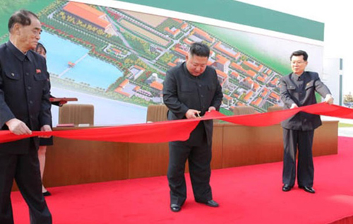 СМИ КНДР показали первые фото Ким Чен Ына после его "смерти"
