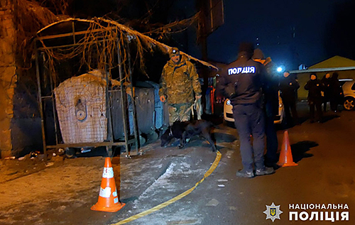 Замотала в рушник та пакет: у Хмельницькому породілля покинула новонароджену дитину біля смітників