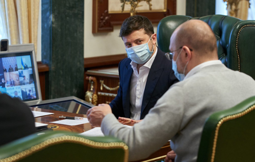 Шмигаль пояснив Зеленському, чому українським медикам не виплатили надбавки: винні "папєреднікі"