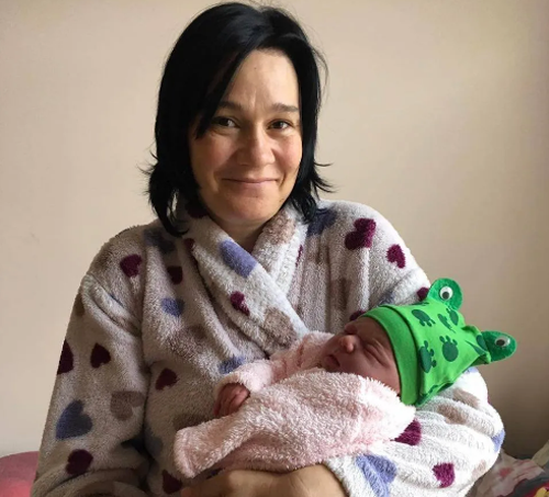 На Миколаївщині жінка в новорічну ніч народила дитину у "швидкій", яка застрягла в багнюці