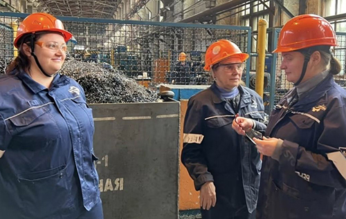 Як українські заводи розв'язують проблему нестачі робочих рук під час війни, – FT