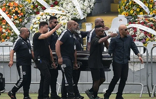 Труну з тілом Пеле доставили на стадіон: у Бразилії прощаються з "Королем футболу". ВІДЕО