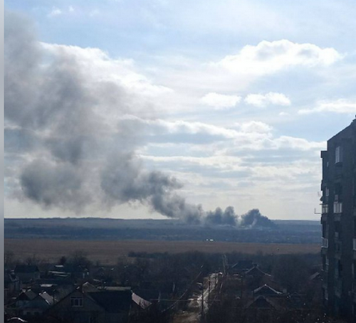 В окупованому Єнакієвому на Донбасі впав військовий літак. ФОТО, ВІДЕО