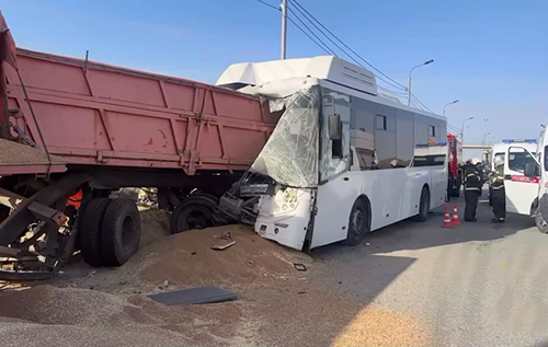 Під Сімферополем рейсовий автобус врізався у зерновоз: є загиблі. ВІДЕО