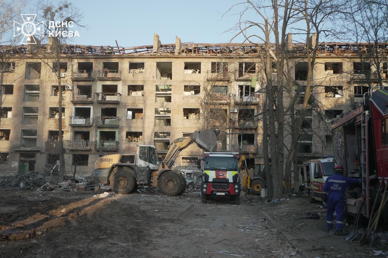 12 загиблих, 87 поранених: у Києві завершили рятувальні роботи на місці удару РФ по житловому будинку. ФОТО