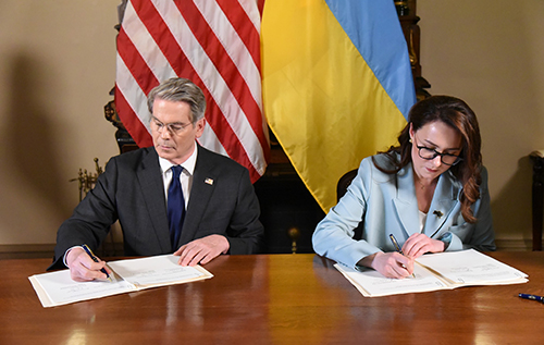 Україна та США підписали угоду про надра