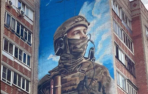 У Росії випадково створили мурал на честь воїна "Азову", а потім поспіхом перемалювали його