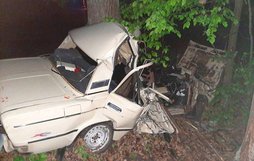 На Київщині троє людей загинули при зіткненні легковика з деревом