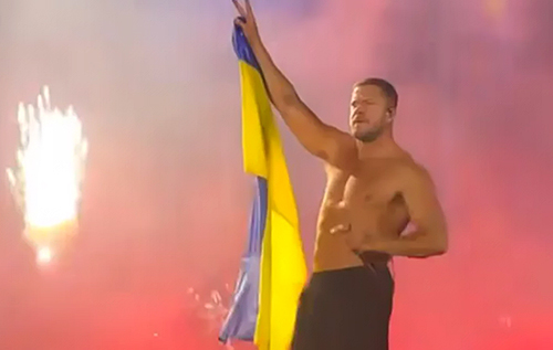 Соліст гурту Imagine Dragons підняв український прапор під час виступу. ВІДЕО