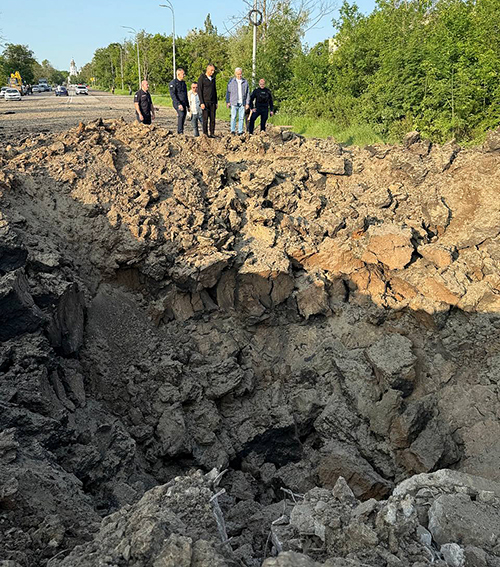 РФ вдарила по Харкову "Шахедами" та балістикою: одна з ракет влучила біля школи, серед шістьох постраждалих є дитина