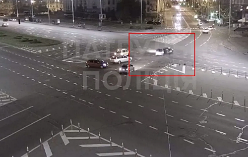 У Києві зіштовхнулись Renault та Infiniti: момент ДТП зафіксували камери. ВІДЕО
