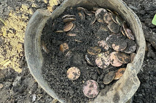 Священник з Тернопільщини на місці викорчованої груші знайшов глечик з монетами XIX ст.