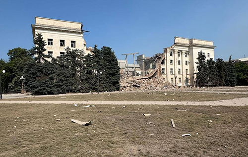 Росія повторно вдарила КАБами по Херсонській ОДА: будівлю знищено