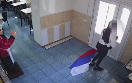 У Мелітополі дівчині за "наругу" над російським прапором загрожує ув’язнення. ВІДЕО