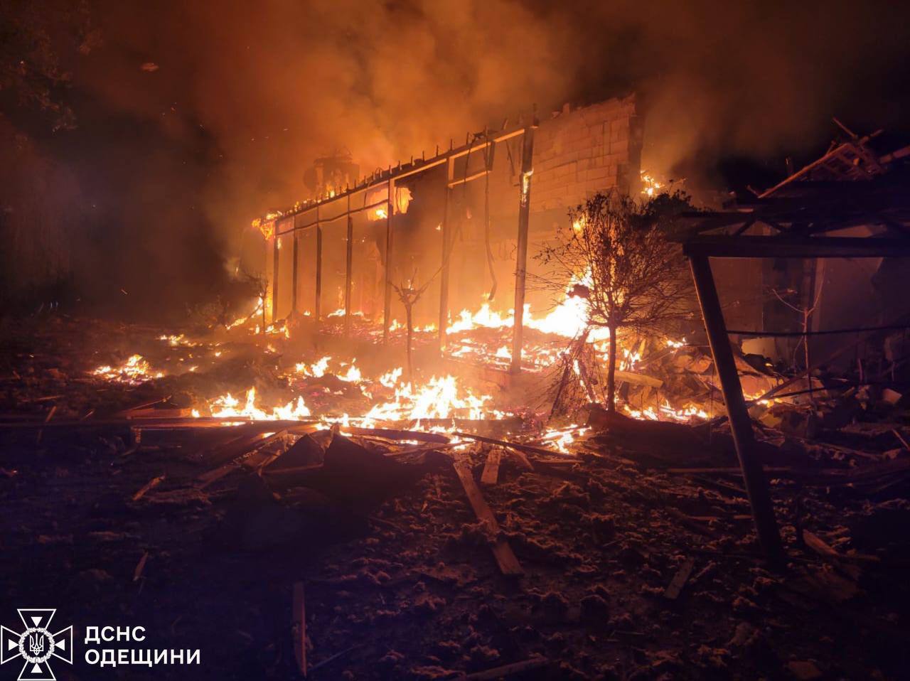 Вночі РФ атакувала Одещину: спалахнули пожежі, зруйновано дачні будинки. ФОТО. ВІДЕО