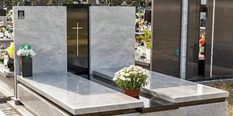 Види пам'ятників на могилу: як вибрати без переплат