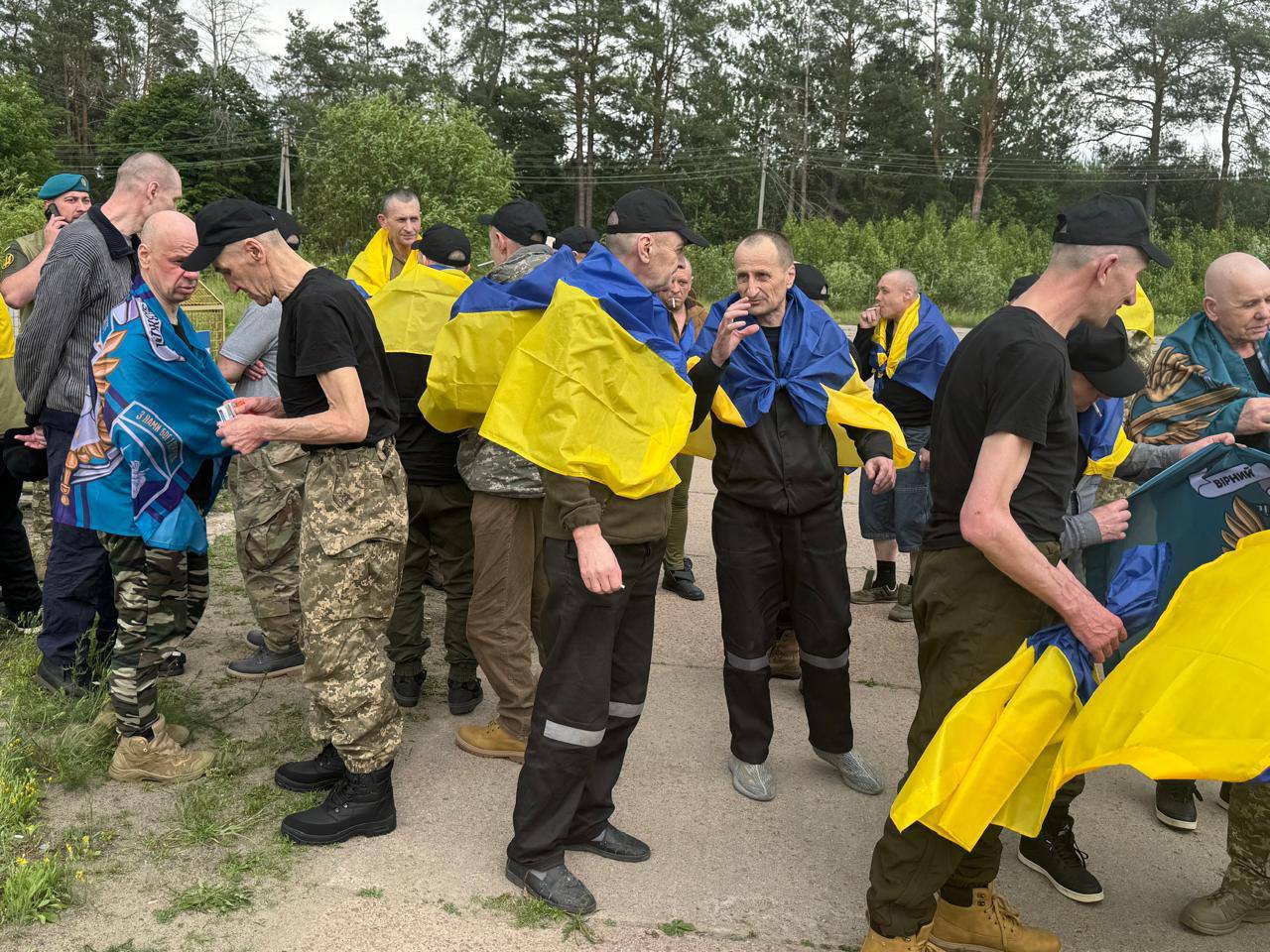 Відбувся черговий обмін полоненими: додому повернулися воїни ЗСУ, Нацгвардії, Держприкордонслужби. ФОТО