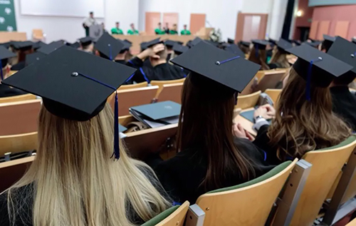 Їде половина випускниць: Україну залишають дівчата, – The Telegraph
