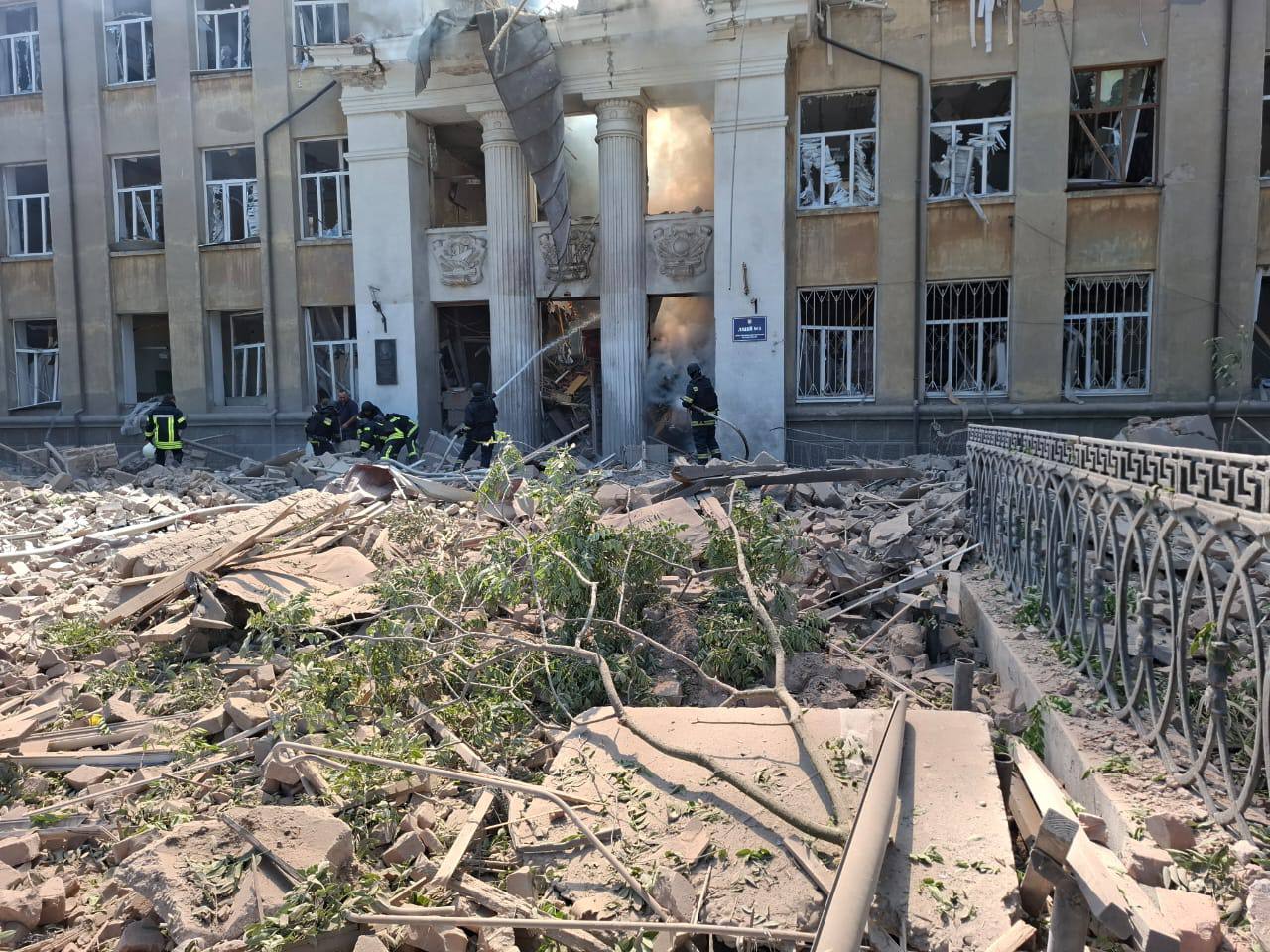 Жоден з ударів не випадковий – Росія точно знає, куди бʼє: Зеленський прокоментував удар РФ по ліцею в Білгород-Дністровському