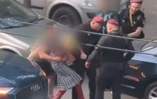 У Києві п’яна пасажирка легковика напала на поліцейського, у її супутника знайшли наркотики. ВІДЕО