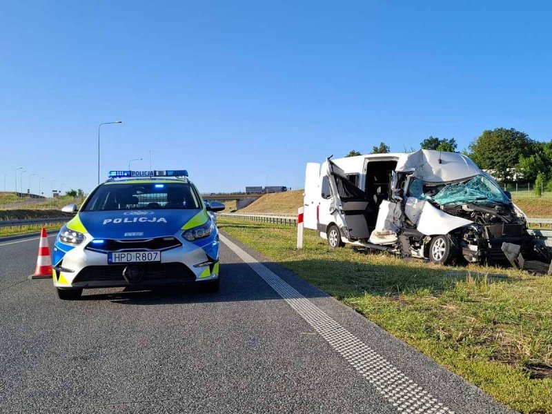 Під Варшавою зіткнулися фургон та вантажівка напівпричепом: в обох автівках були українці
