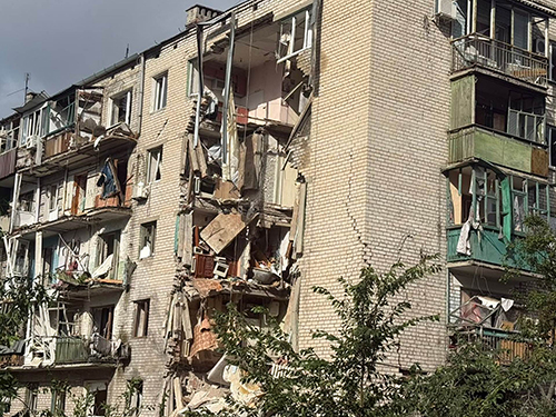 Війська РФ обстріляли п'ятиповерхівку у Лимані: поранена сім'я з дитиною