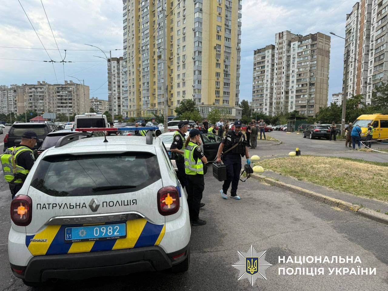 У Києві невідомий застрелив чоловіка у власному авто: нападника розшукують