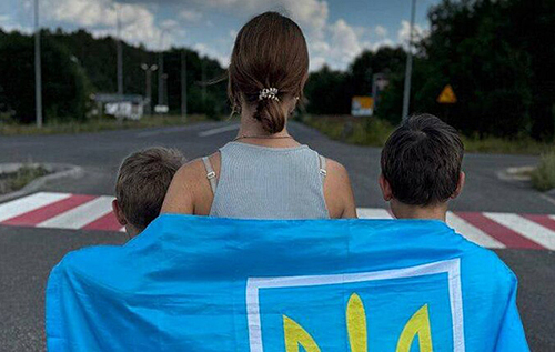З окупації евакуювали маму з трьома дітьми, яких цькували за українську ідентичність