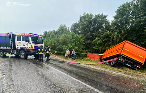 На Тернопільщині легковик зіткнувся з вантажівкою: четверо загиблих. ФОТО