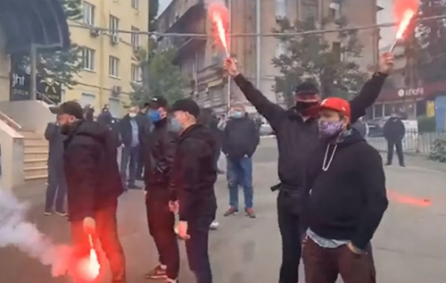Офис Медведчука в Киеве забросали петардами и дымовыми шашками. ВИДЕО