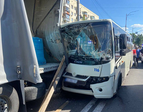 У Києві маршрутка з людьми в'їхала в припарковану вантажівку: 12 пасажирів постраждали