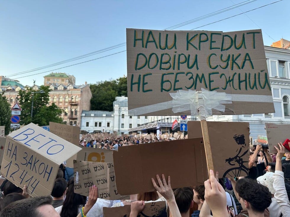 Україна має ще одного ворога: напівавтократичне керівництво країни, – Politico