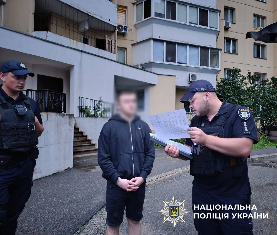 У Києві водій вистрелив в обличчя перехожому через зауваження про паркування авто і втік