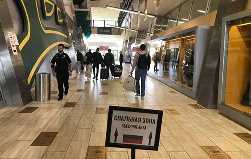 Російських пропагандистів, які прибули на Аляску, заселили на стадіоні. ФОТО. ВІДЕО