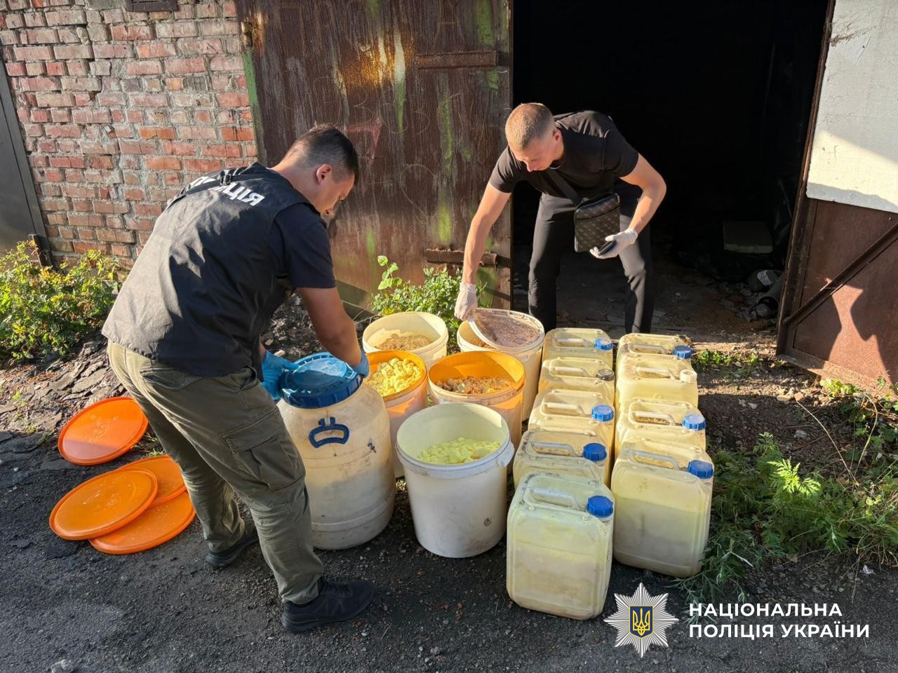 Нацполіція викрила потужне наркоугруповання: вилучено 8 мільйонів доз наркотиків на 2 млрд грн. ФОТО