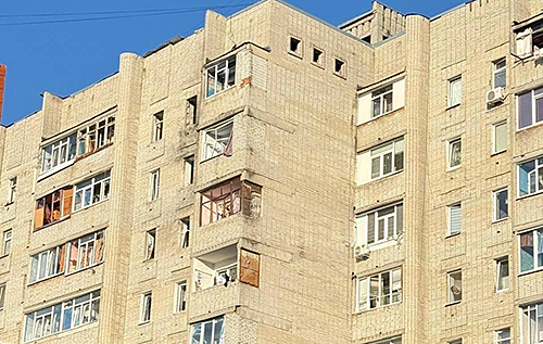 У Сумах російські дрони влучили у житловий будинок та АЗС: є постраждалі