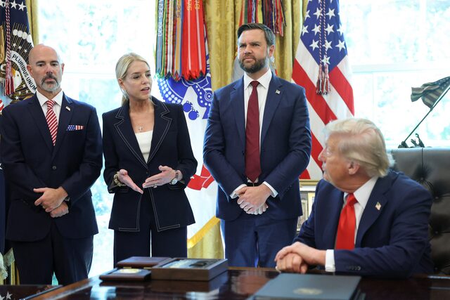 Адміністрація Трампа розглядає можливість запровадити санкції проти європейських посадовців, – Reuters
