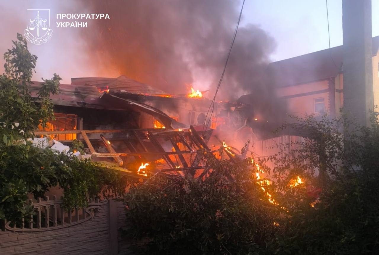 Росіяни вдарили по Херсону: є загибла та троє постраждалих