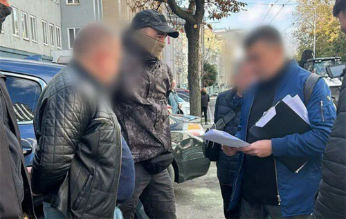 У Києві на гарячому затримали податківця, який вимагав хабаря