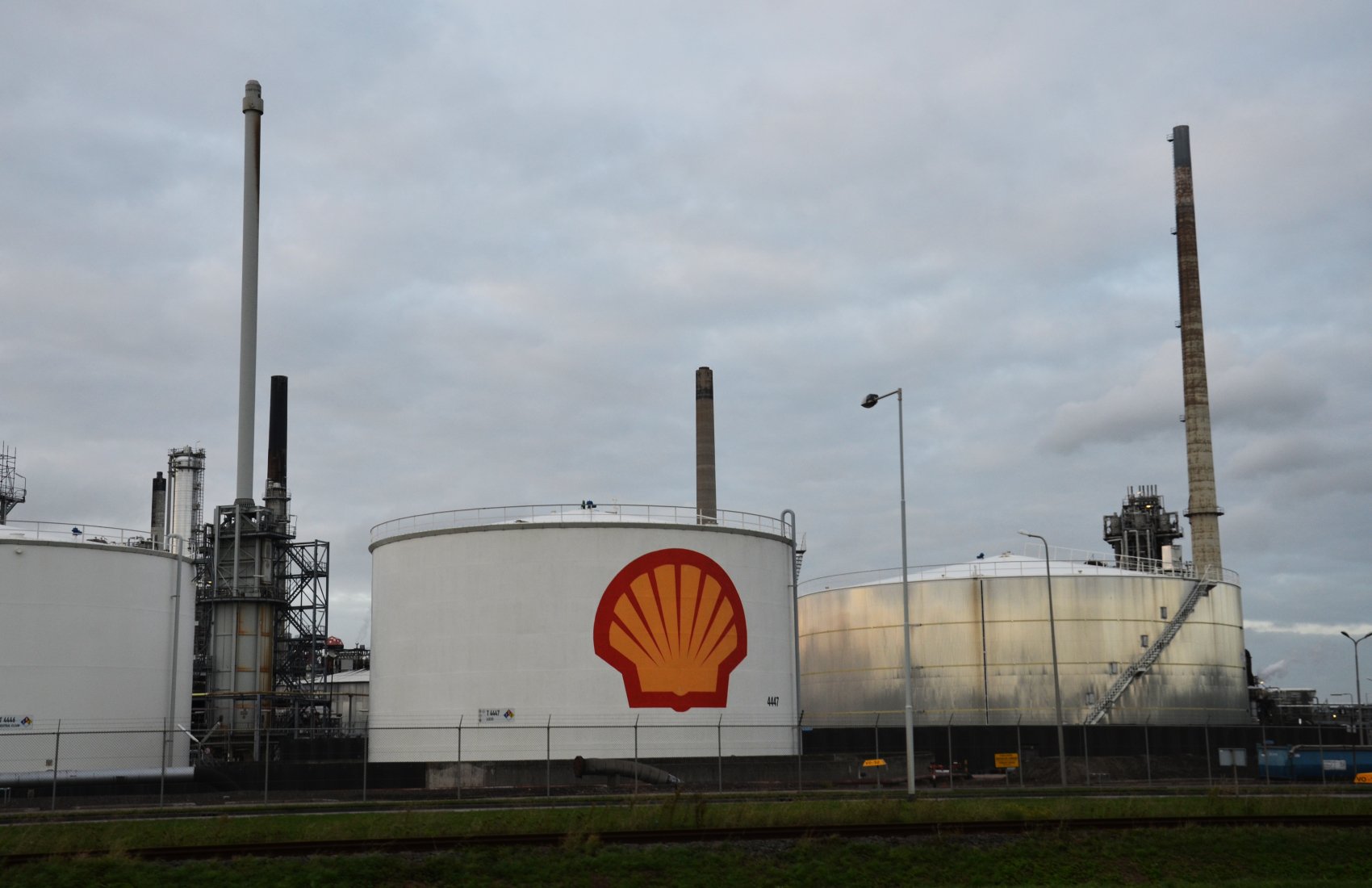 Угорщина підписала 10-річну угоду з Shell на тлі планів ЄС відмовитись від російського газу
