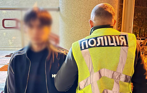 Не була схожа на фото з Інтернету: у Києві чоловік побив і пограбував дівчину на побаченні