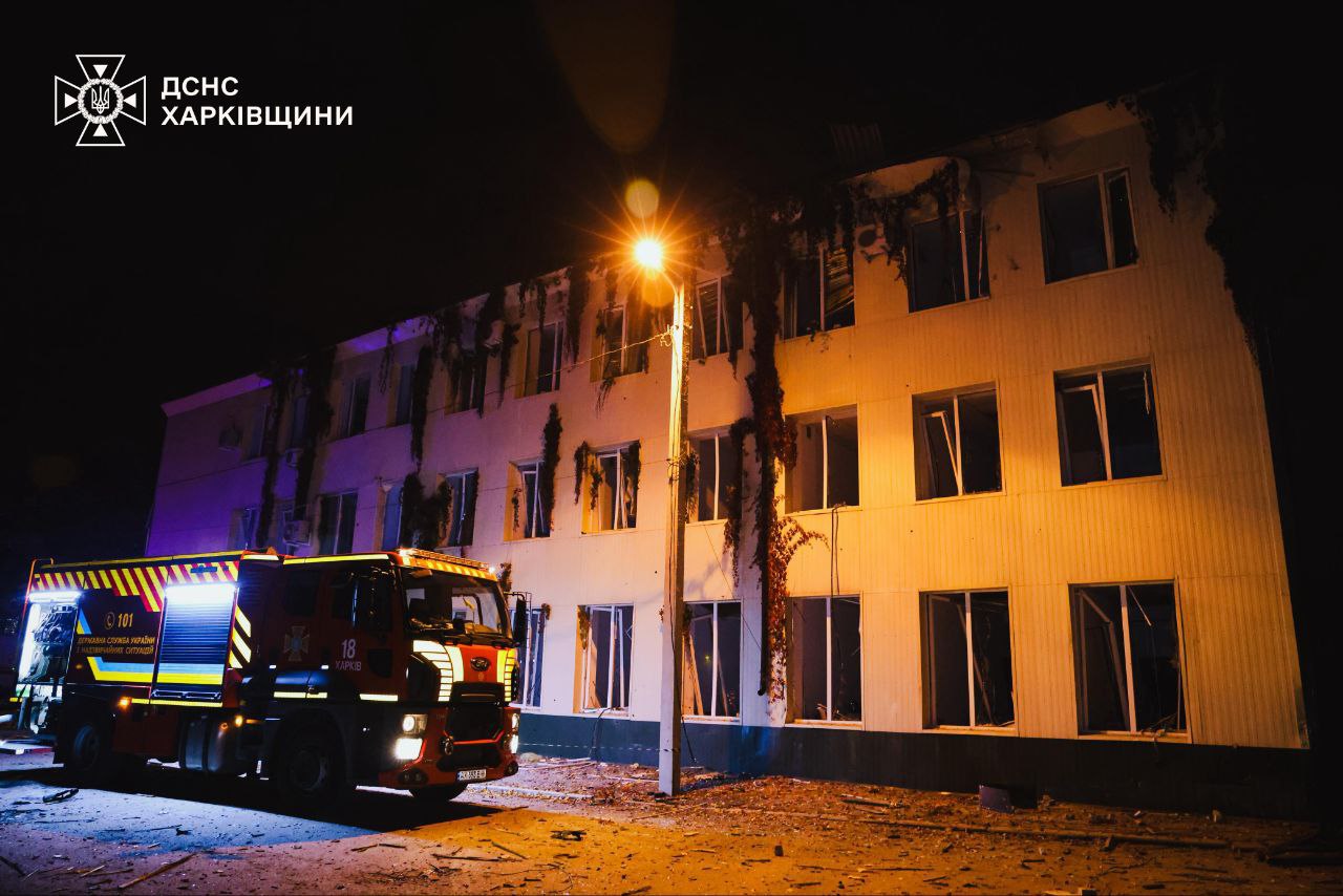 Росіяни вдарили по Харкову КАБами: частина міста залишилась без світла, пошкоджено медзаклад, є постраждалі. ФОТО