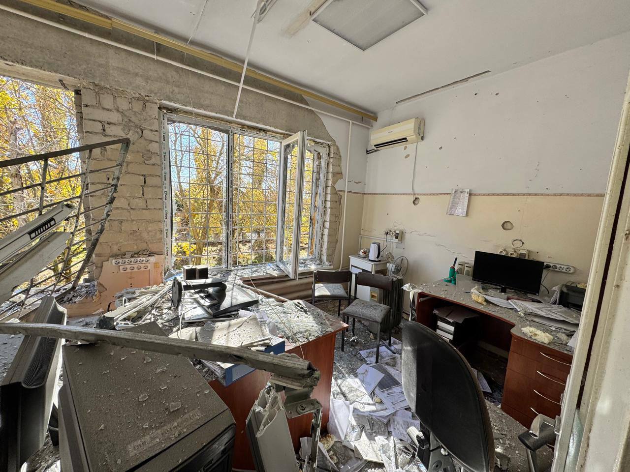 Під час удару по дитячій лікарні в Херсоні там були близько сотні людей: Зеленський розповів про наслідки. ФОТО Під час удару по дитячій лікарні в Херсоні там були близько сотні людей: Зеленський розповів про наслідки. ФОТО