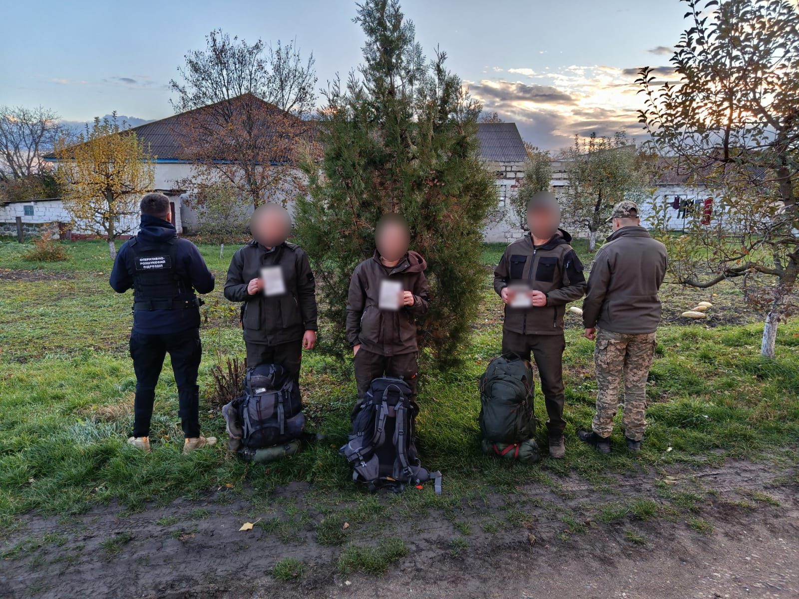 Біля кордону з Молдовою затримали трьох ухилянтів, які за €4 тис. купили інструкцію втечі в Телеграмі Біля кордону з Молдовою затримали трьох ухилянтів, які за €4 тис. купили інструкцію втечі в Телеграмі