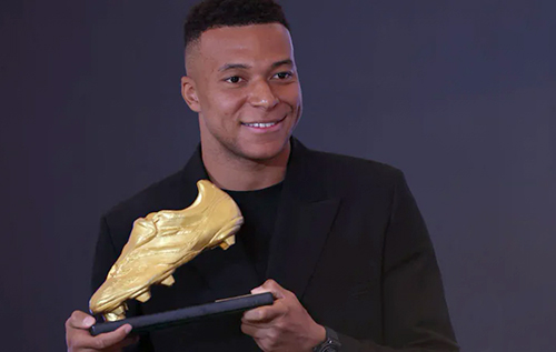 На церемонії була вся команда: Кіліан Мбаппе отримав одну з найпрестижніших нагород у футболі На церемонії була вся команда: Кіліан Мбаппе отримав одну з найпрестижніших нагород у футболі